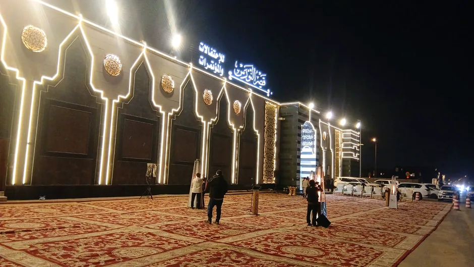 واجهة مناسبة مضاءة بعناصر إنارة دافئة في المساء