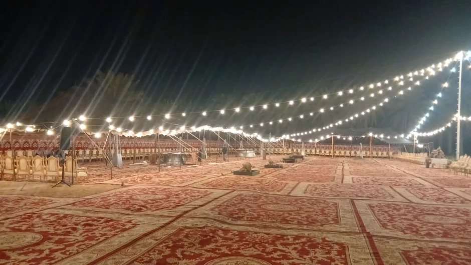 سلاسل إضاءة ممتدة فوق مساحة مناسبة مجهزة بالسجاد