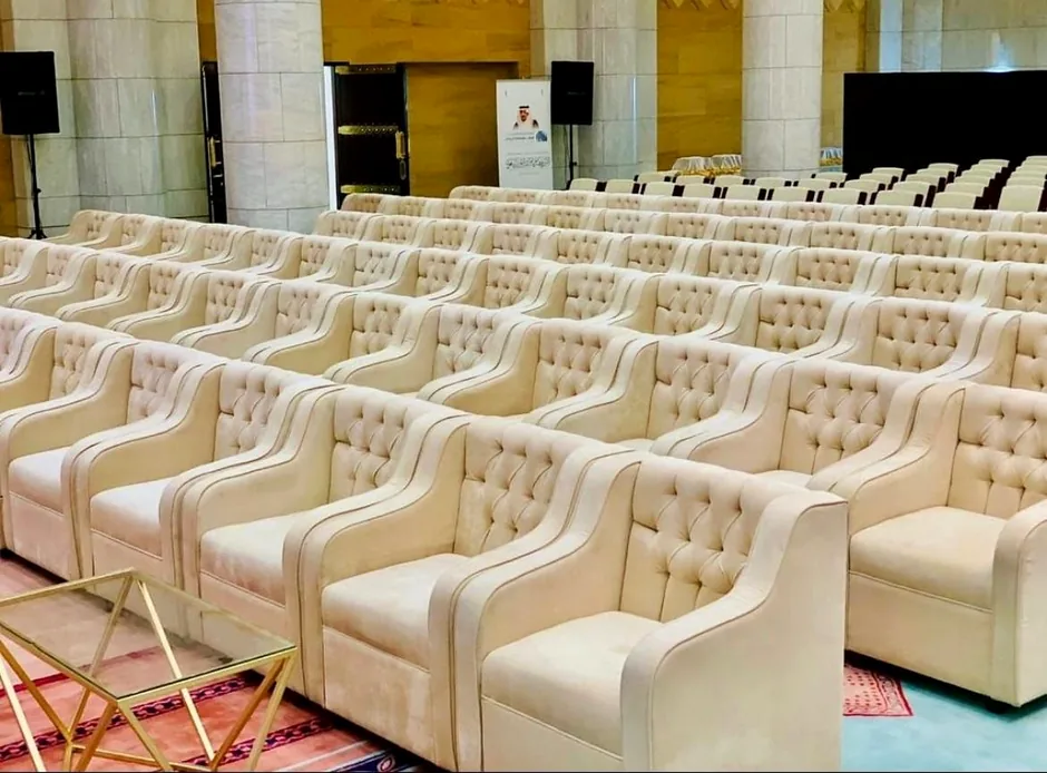 تجهيز صفوف من المقاعد الكريمية لاستقبال الضيوف
